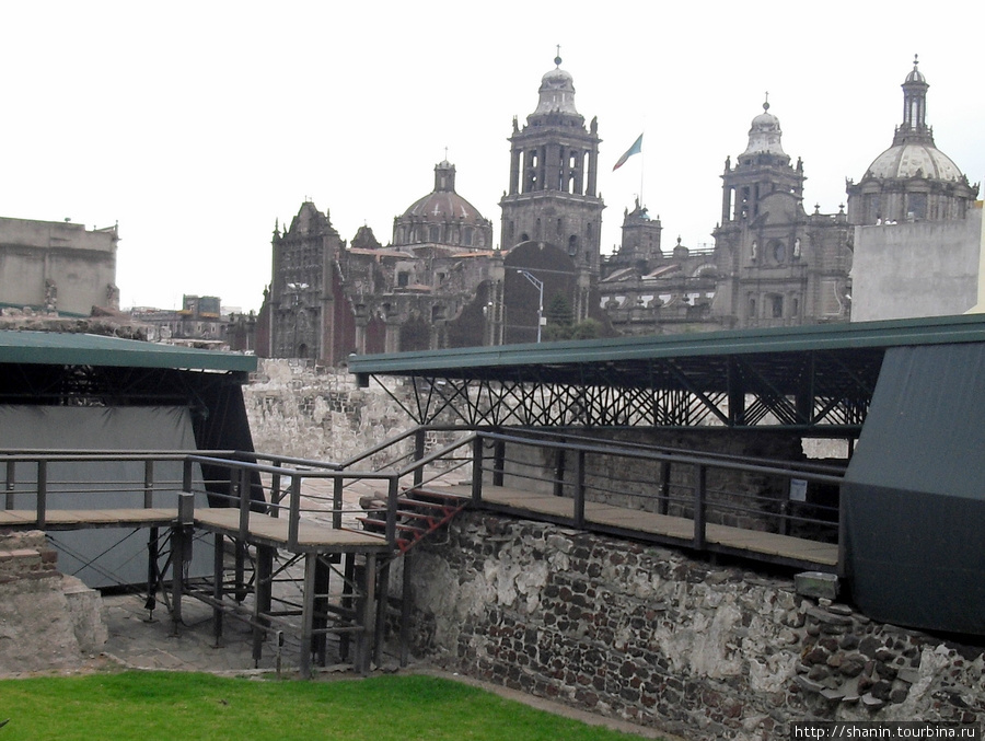 Вид с руин Темпло Майор на кафедральный собор Мехико Мехико, Мексика