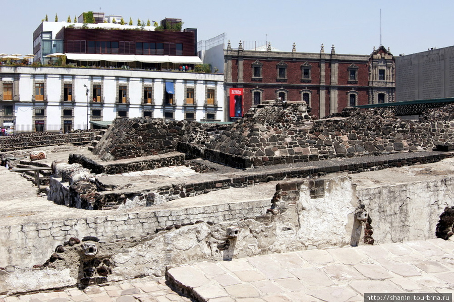 На руинах Темпло Майор в Мехико Мехико, Мексика