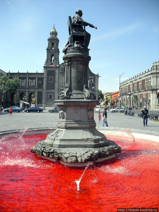 Фонтан с кроваво-красной водой Мехико, Мексика