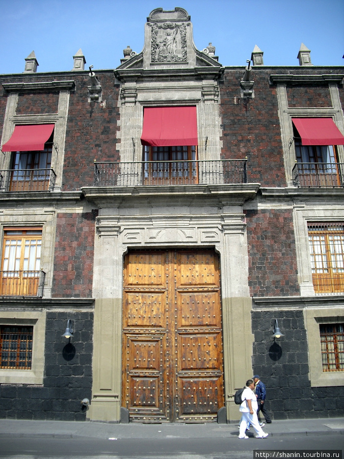 Вход во дворец Мехико, Мексика