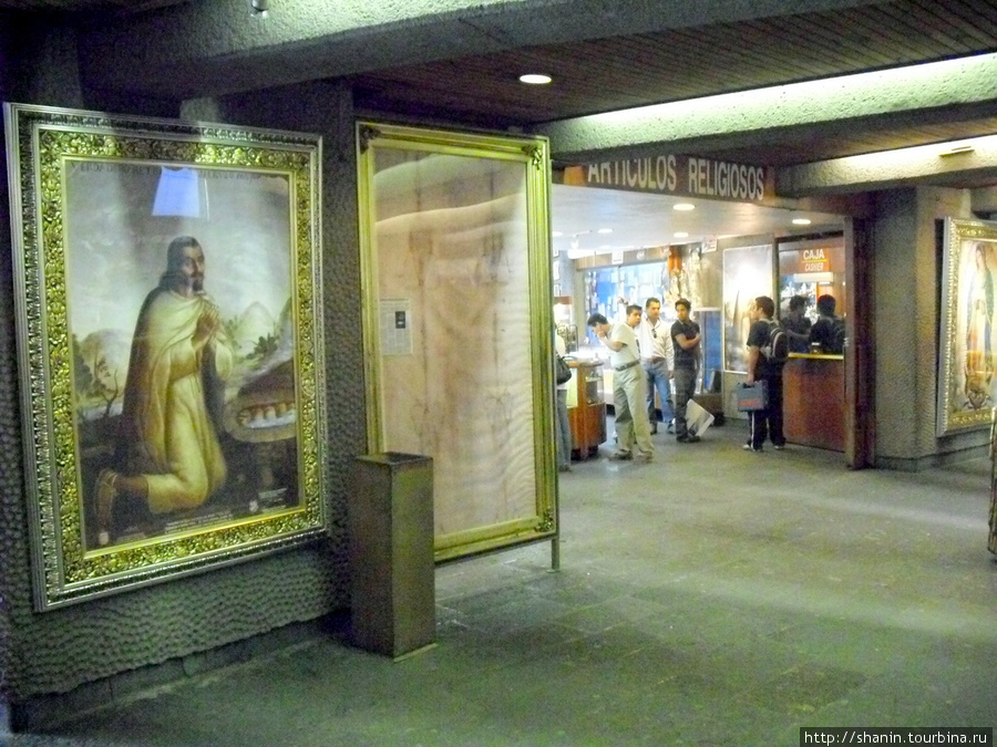 В храме с иконой Девы Марии Гваделупской Мехико, Мексика