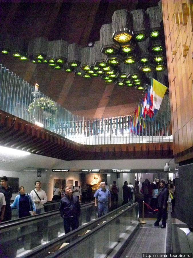 В храме с иконой Девы Марии Гваделупской Мехико, Мексика