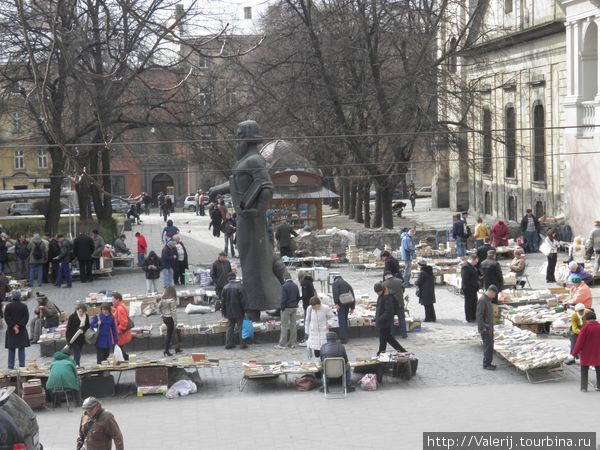 Книжный рынок у подножия монумента Ивану Федорову Львов, Украина