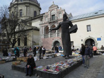 Памятник Ивану Федорову — последний островок книжных новинок на твердых копиях.