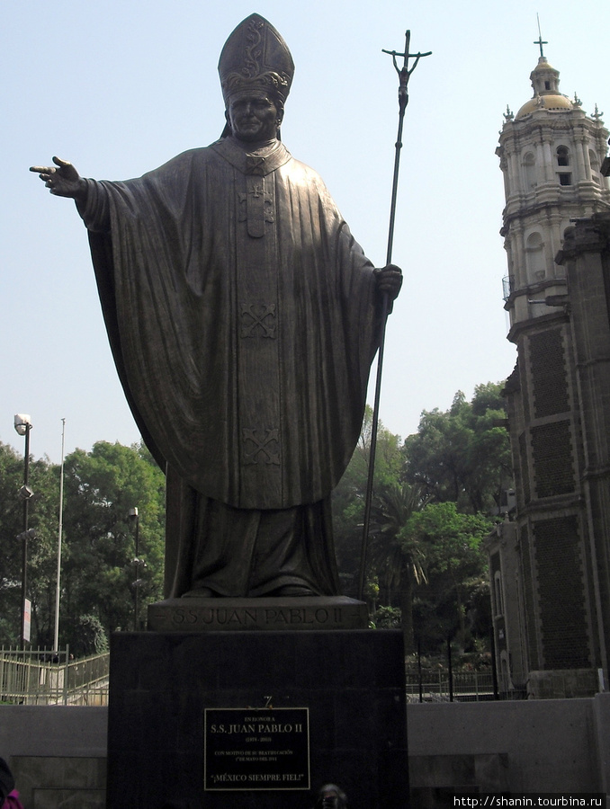 Статуя папы римского у базилики Мехико, Мексика