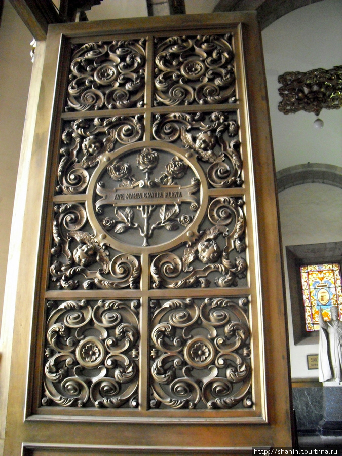 Двери старой базилики Девы Марии Гваделупской Мехико, Мексика