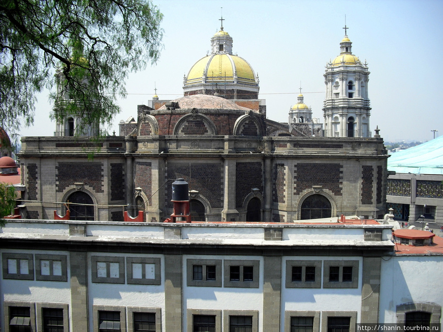 Старая базилика Девы Марии Гваделупской — вид сзади Мехико, Мексика