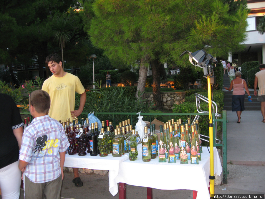 Те самые красивые бутылочки на набережной :) Башка-Вода, Хорватия