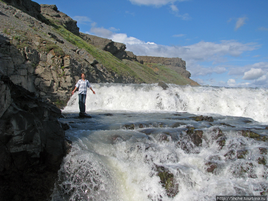 Внешне невинно, а оступишься — не спасти Галлфосс водопад, Исландия