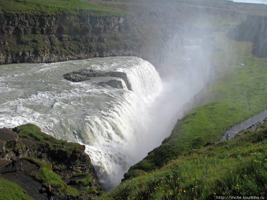 начали подъем на скалу. снимок с полподъема Галлфосс водопад, Исландия