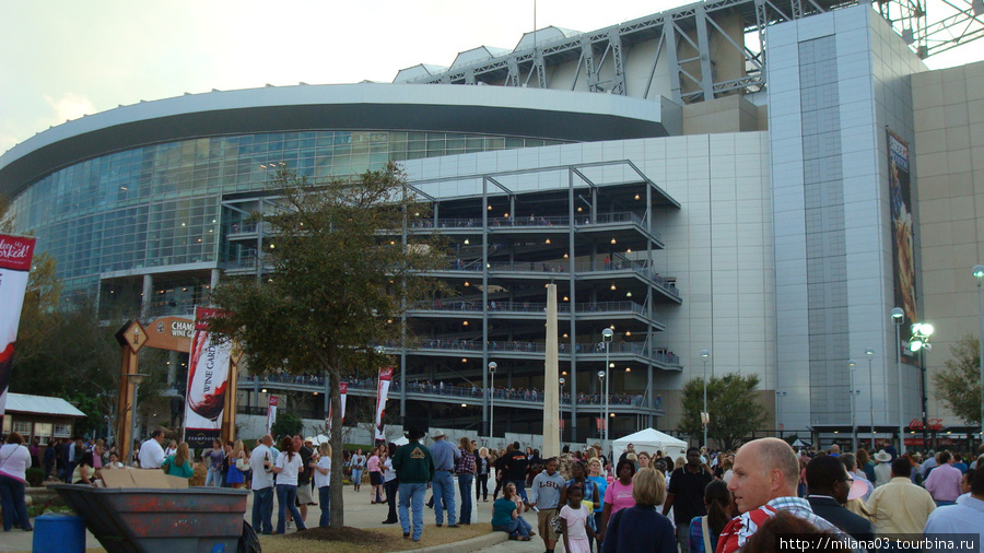 Футбольный стадион в Хьюстоне здесь прохолит олно из кпурнейших родео. Штат Техас, CША