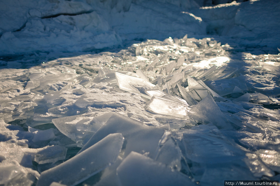 вот из такиз маленьких льдинок получаются торосы, через которые не пройти-не проехать Хужир, остров Ольхон, Россия