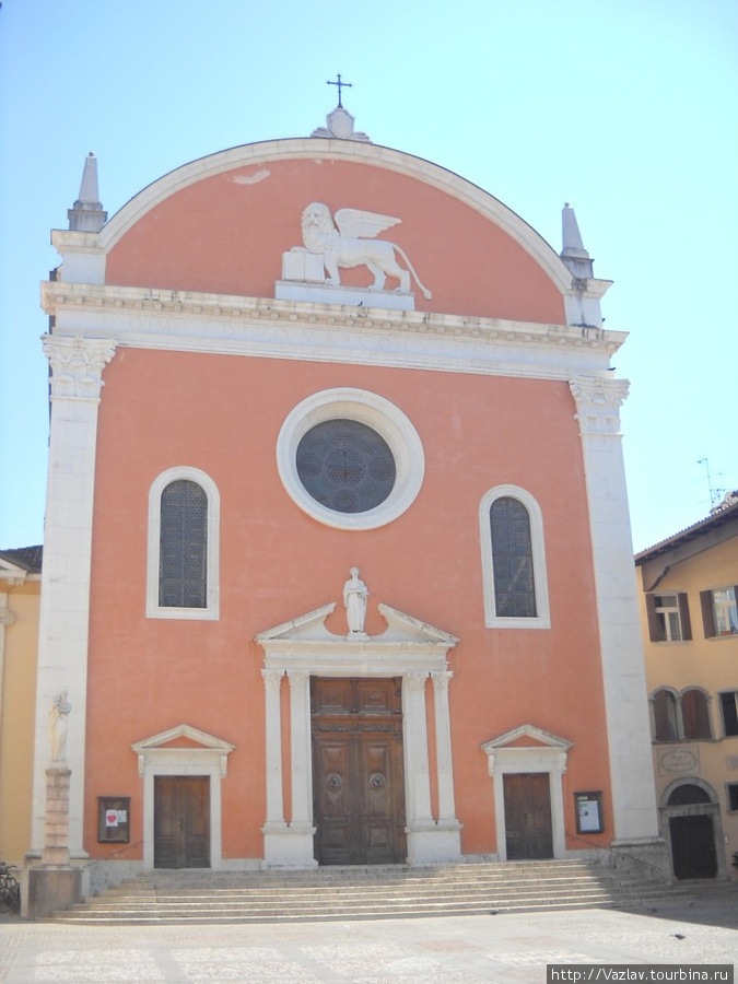 Фасад церкви; крылатый лев хорошо виден Роверето, Италия