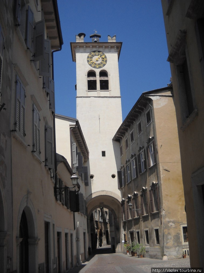 Башня среди застройки Роверето, Италия