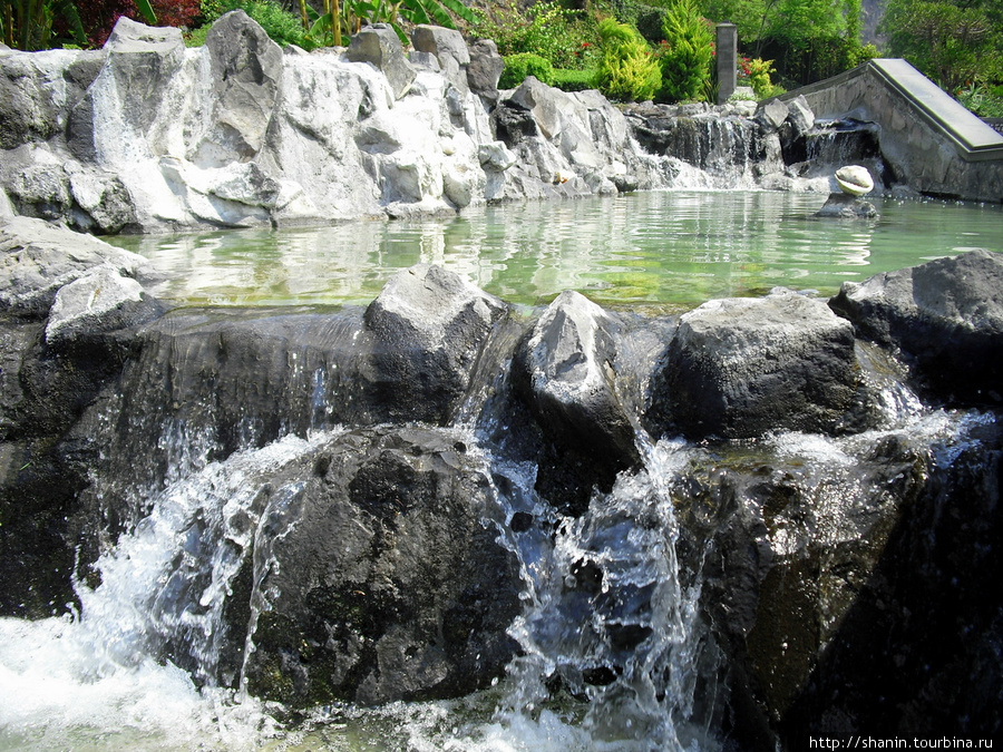 В парке Девы Марии Гваделупской в Мехико есть искуственные водопады Мехико, Мексика