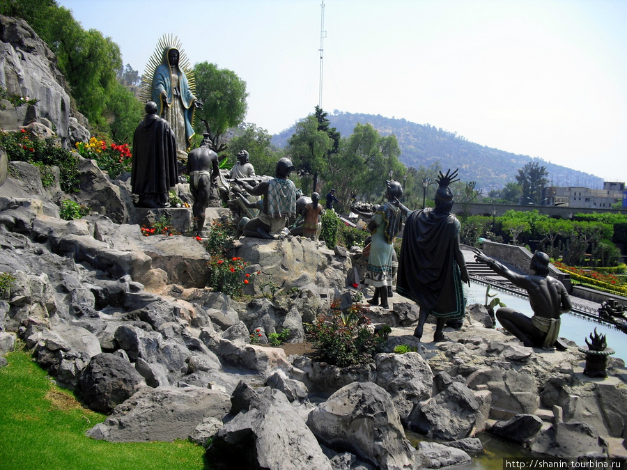 В парке Девы Марии Гваделупской в Мехико скульптуры индейцев Мехико, Мексика