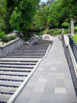 В парке Девы Марии Гваделупской в Мехико на лестнице