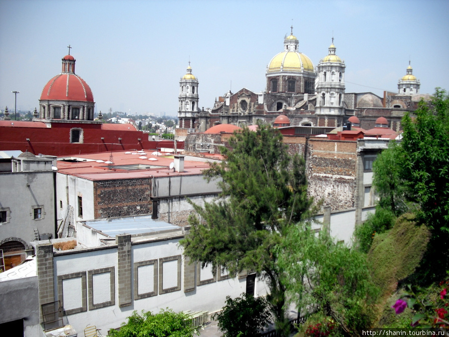 В парке Девы Марии Гваделупской в Мехико — вид на старую базилику Мехико, Мексика