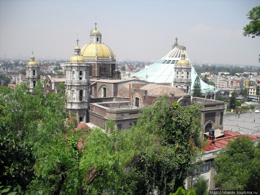 В парке Девы Марии Гваделупской в Мехико — вид на базилику Мехико, Мексика