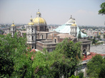 В парке Девы Марии Гваделупской в Мехико — вид на базилику