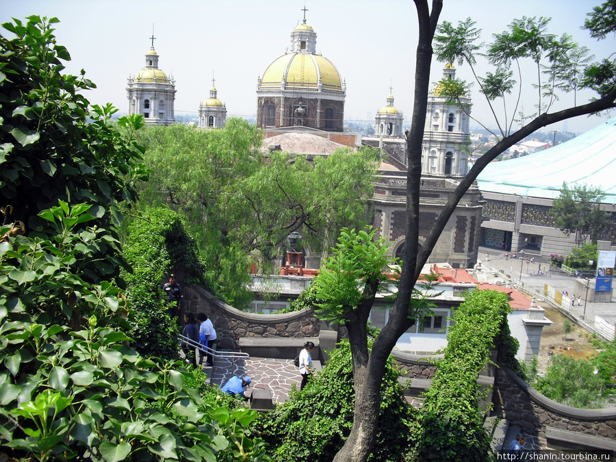В парке Девы Марии Гваделупской в Мехико — вид на старую базилику Мехико, Мексика