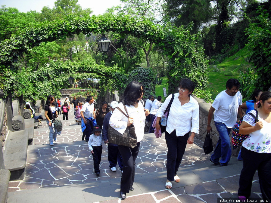 В парке Девы Марии Гваделупской в Мехико много паломников Мехико, Мексика