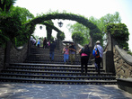 В парке Девы Марии Гваделупской в Мехико на лестнице