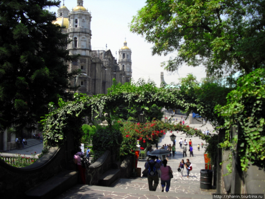 В парке Девы Марии Гваделупской в Мехико лестница вниз к базилике Мехико, Мексика