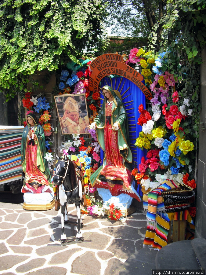 В парке Девы Марии Гваделупской в Мехико тоже продают сувениры. Куда же без них? Мехико, Мексика