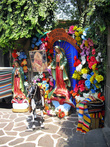 В парке Девы Марии Гваделупской в Мехико тоже продают сувениры. Куда же без них?