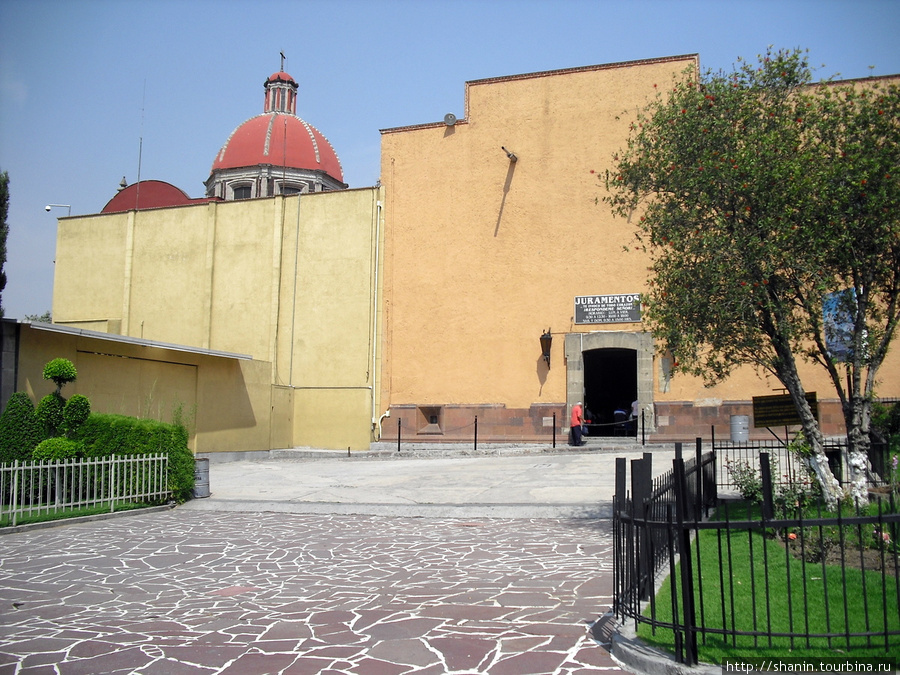 Слева от входа в церковь Хуана Диего стоит церковь капуцинок Мехико, Мексика