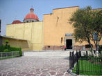 Слева от входа в церковь Хуана Диего стоит церковь капуцинок