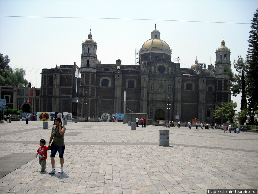 Старая базилика Девы Марии Гваделупской и церковь капуцинок Мехико, Мексика