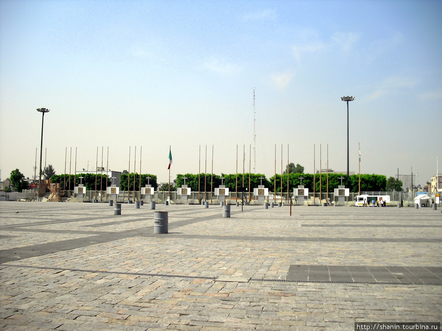 На площади Девы Марии Гваделупской Мехико, Мексика