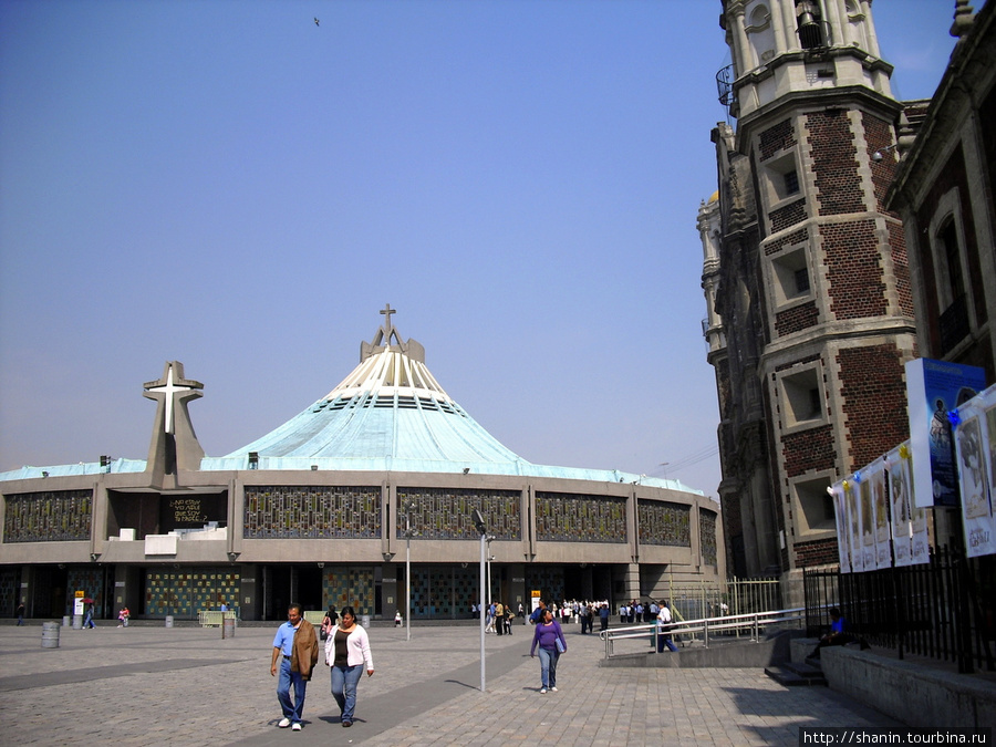 На площади Девы Марии Гваделупской и новая и старая базилики Мехико, Мексика
