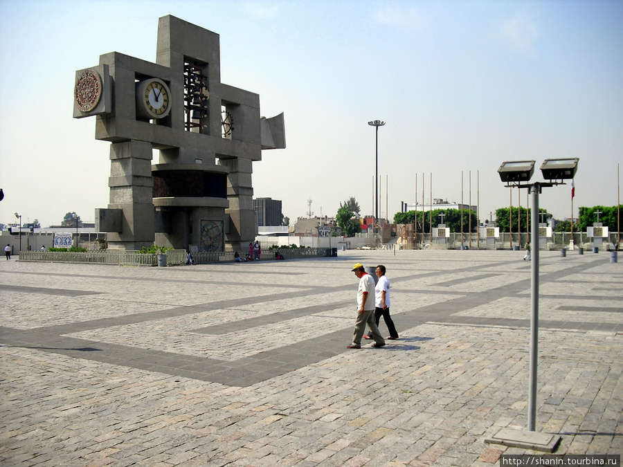 мНа площади Девы Марии Гваделупской Мехико, Мексика