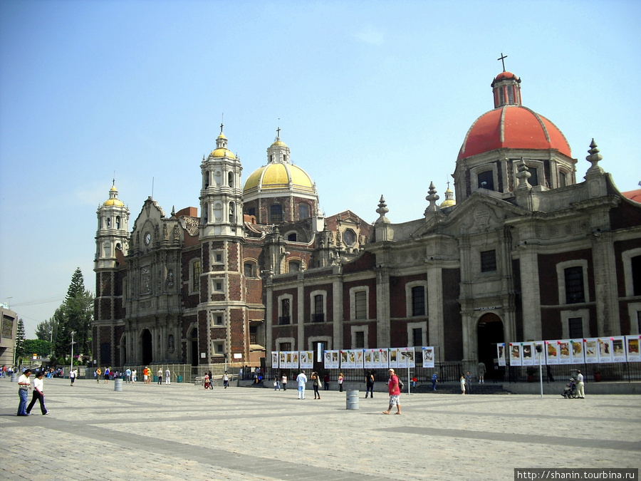 На площади Девы Марии Гваделупской стоит церковь капуцинок Мехико, Мексика