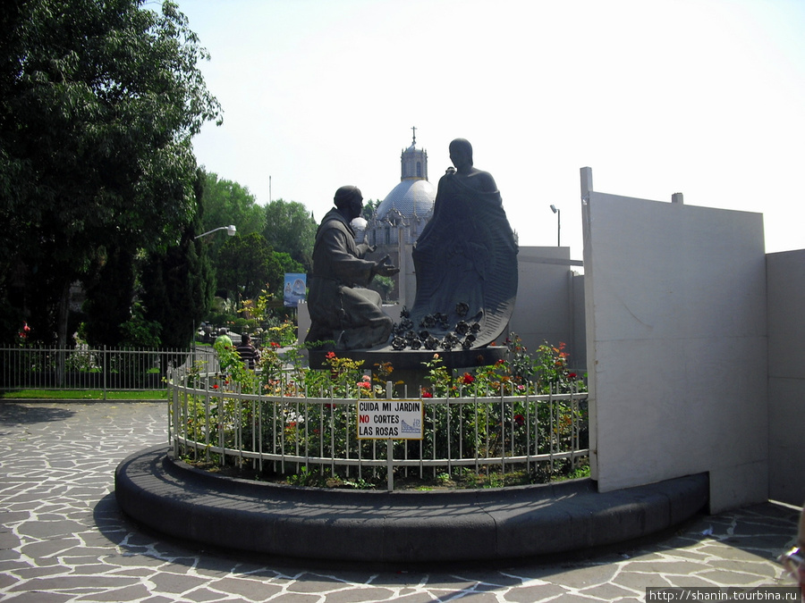 На площади Девы Марии Гваделупской стоит памятникПамятник Мехико, Мексика