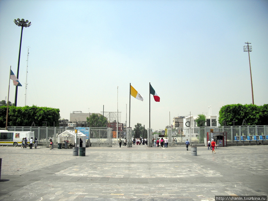 На площади Девы Марии Гваделупской Мехико, Мексика