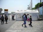 На площади Девы Марии Гваделупской у входа