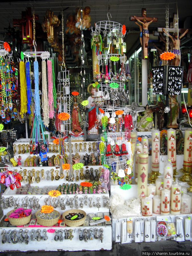 Сувениры для паломников у базилики Девы Марии Гваделупской Мехико, Мексика