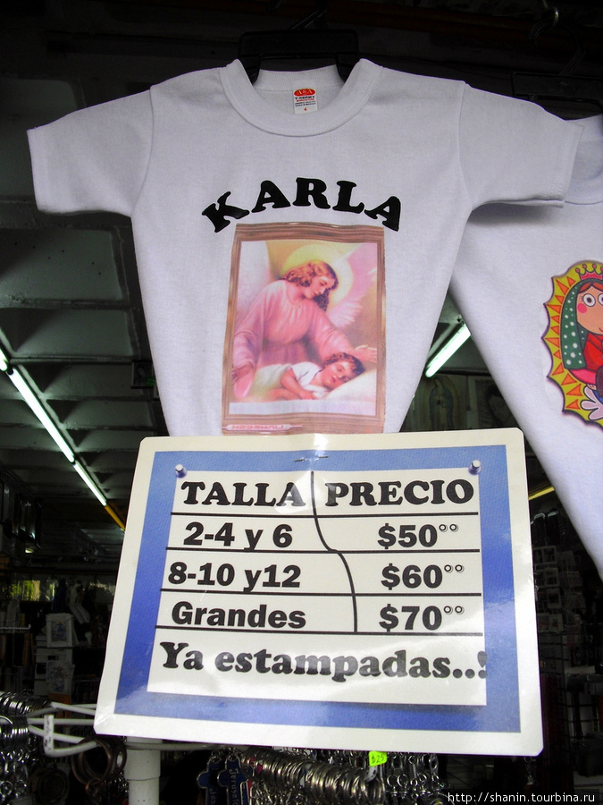 Сувенирные футболки для паломников у базилики Девы Марии Гваделупской Мехико, Мексика