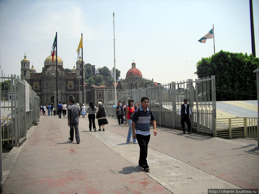 Рынок начинается прямо от входа на площадь Девы Марии Гваделупской Мехико, Мексика