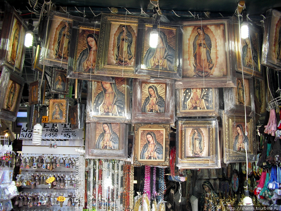 Сувениры для паломников у базилики Девы Марии Гваделупской Мехико, Мексика
