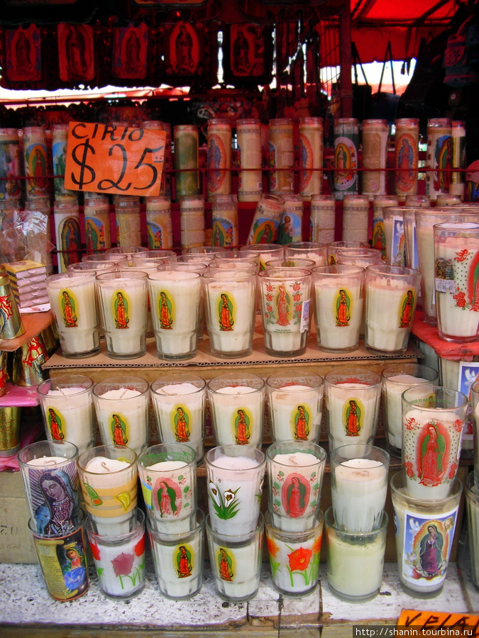 Сувенирный рынок для паломников у базилики Девы Марии Гваделупской Мехико, Мексика