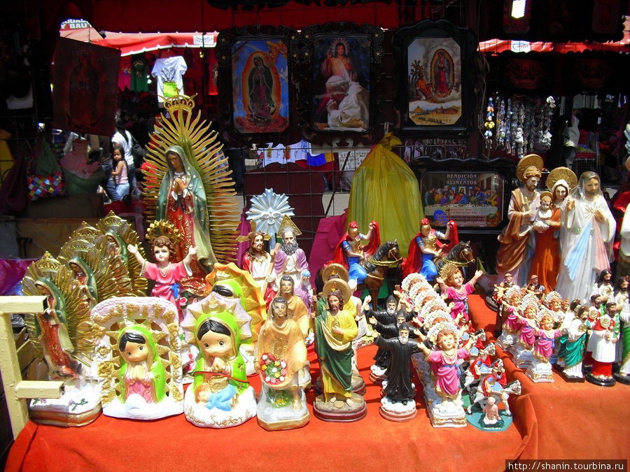 Сувенирный рынок для паломников у базилики Девы Марии Гваделупской Мехико, Мексика