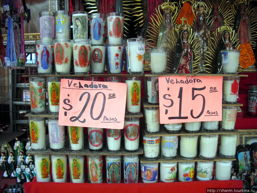 Сувенирные свечи для паломников у базилики Девы Марии Гваделупской Мехико, Мексика