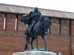 Памятник князю Дмитрию Донскому на фоне Кремлевской стены. 
Памятник открыт 22 мая 2007 года, во время празднования Всероссийских дней славянской письменности и культуры в Коломне.