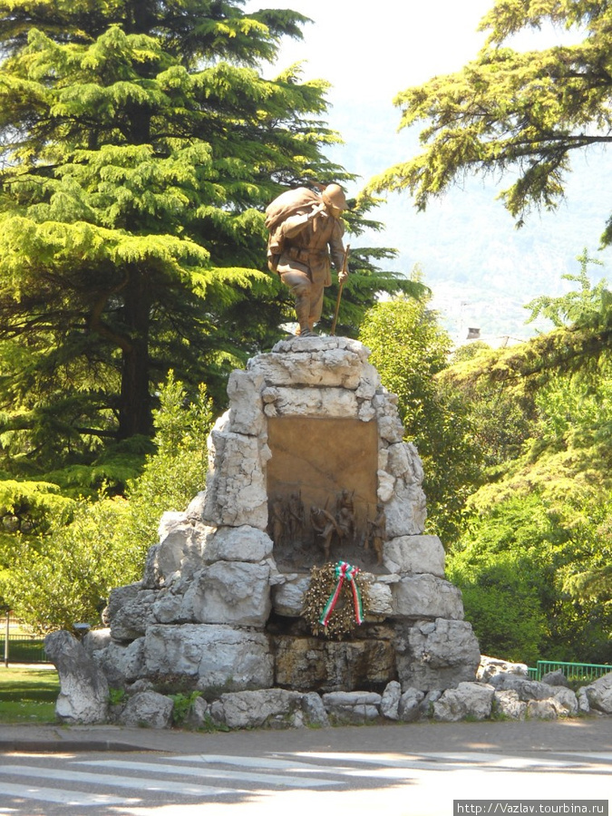 Военный монумент рядом с рекой Роверето, Италия