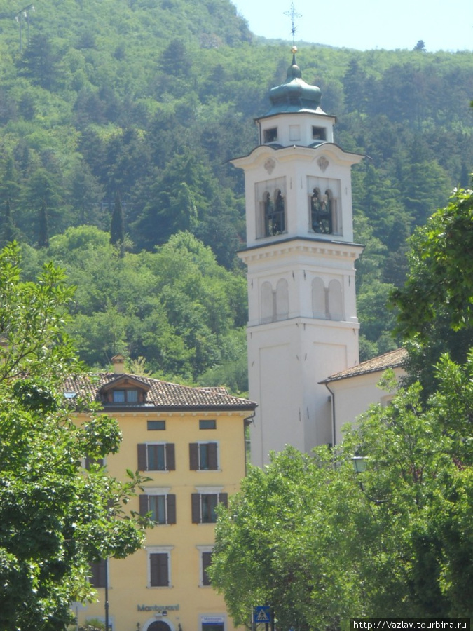 Церковь и горы по соседству Роверето, Италия